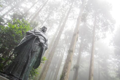 親鸞聖人とは？浄土真宗の宗祖のご生涯と教えをわかりやすくまとめました - 布教使.com|法話や講演、セミナーができるお坊さんを探せるサイト