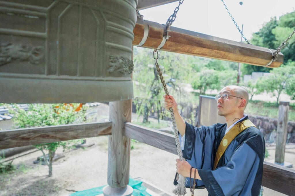 谷口竜生師が梵鐘をついているところ