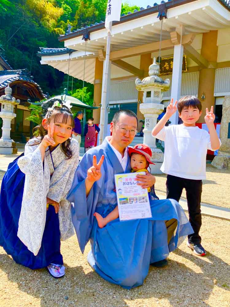 谷口竜生師とこどもたちの写真