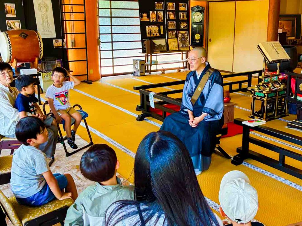 谷口竜生師が法話しているところ