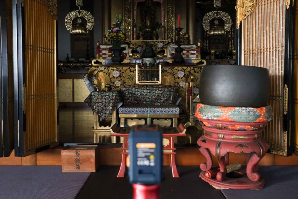 レーザー墨出し器でお寺の荘厳の中心ラインを確認しているところ