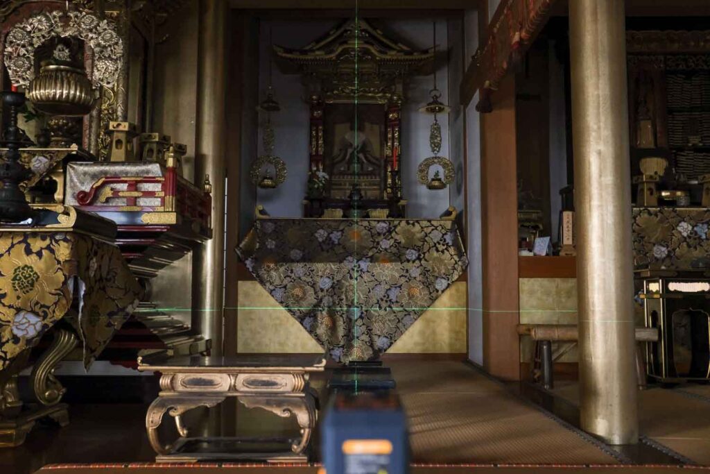 CIGMANレーザー墨出し器で仏具の配置の中心線を確認しているところ