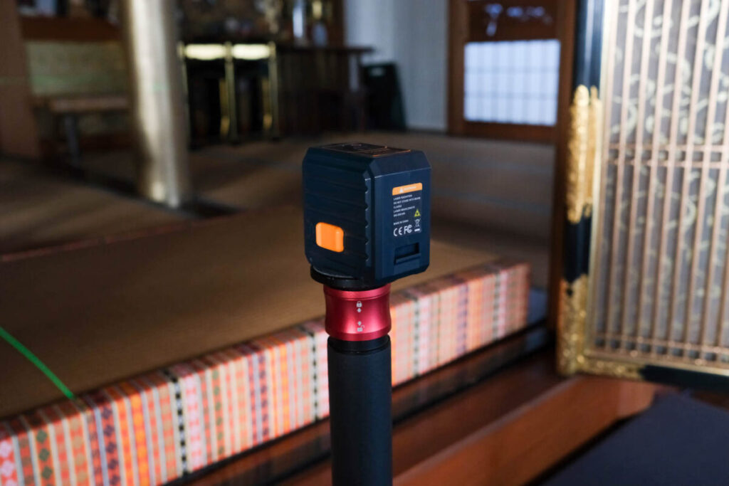 カメラの三脚にCIGMANレーザー墨出し器をとりつけたところ