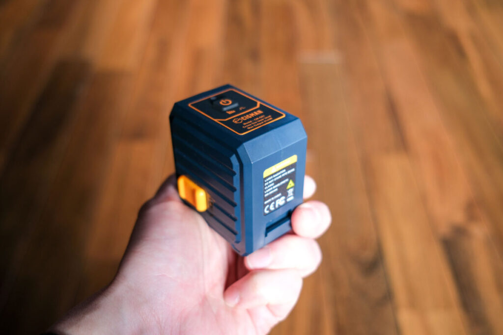 CIGMANレーザー墨出し器側面のロック解除スイッチ