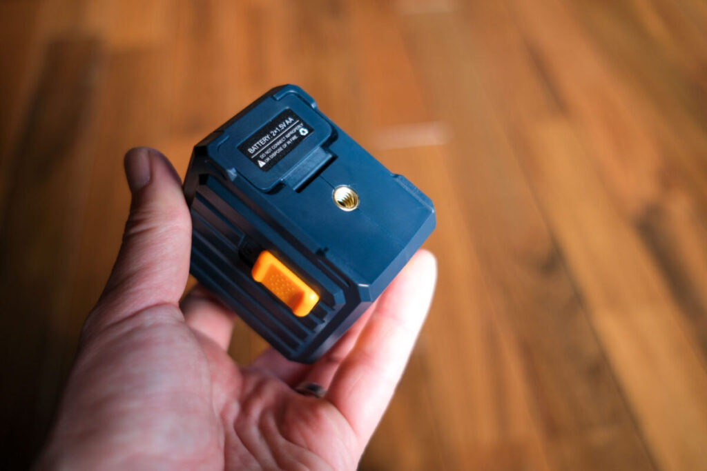 CIGMANレーザー墨出し器の底面の三脚固定ネジ穴