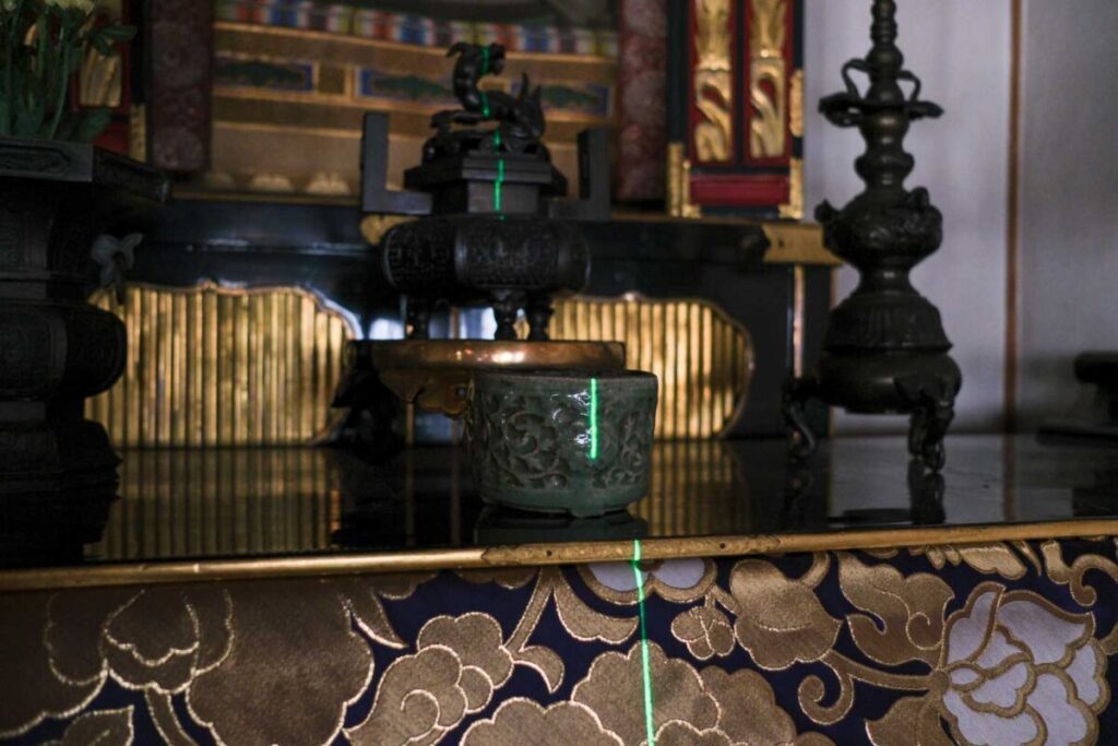 レーザー墨出し器の垂直ラインを基準が香炉のセンターを示しているところ